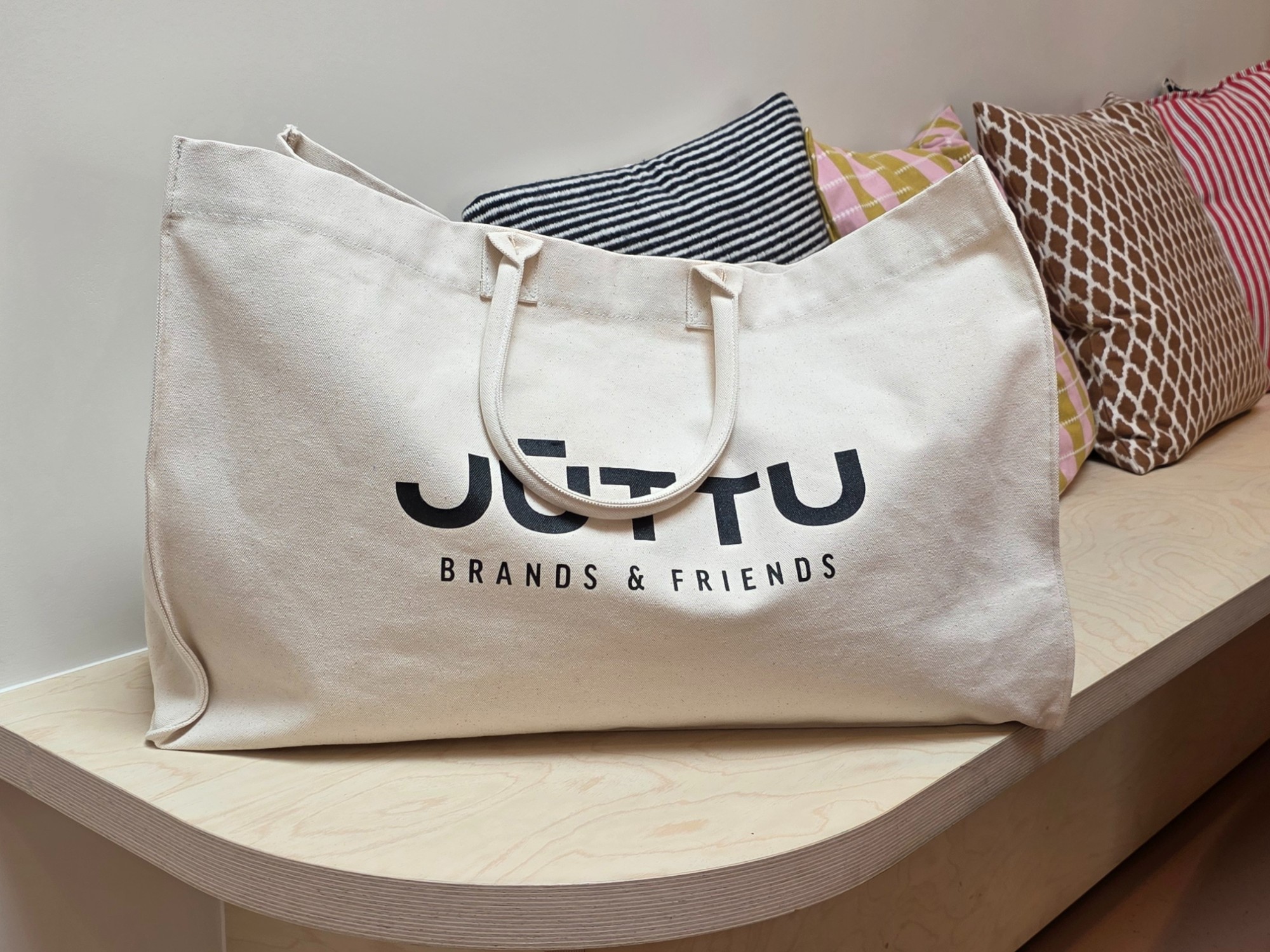 JUTTU - Katoenen draagtas (2)